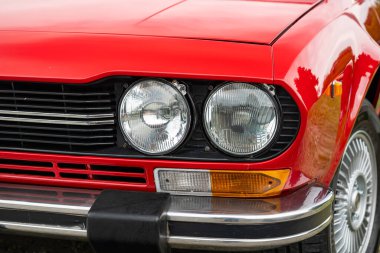 Klasik araba farları ya da far ünitesi. Yakın çekim, sığ alan derinliği, insan yok..