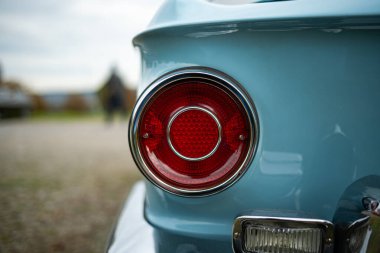 Eski araba arka veya arka farlar. Yakın çekim, insan yok..