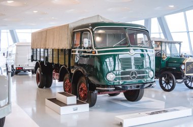 31-03-2018 Mercedes-Benz Müzesi, Stuttgart, Almanya. 1950 ve 1960 'lardan kalma LP 333 tipi bir kamyon, insan yok..