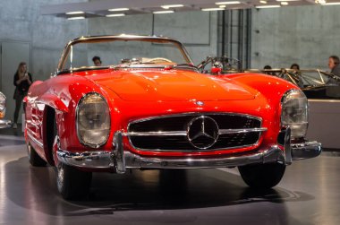 31-03-2018 Mercedes-Benz Müzesi, Stuttgart, Almanya. 1950 'ler 300 SL üstü açık spor araba veya roadster spor araba.