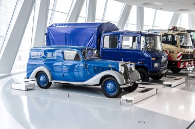 31-03-2018 Mercedes-Benz Müzesi, Stuttgart, Almanya. Arka planda W136 170 V model ve eski kamyonlar var..