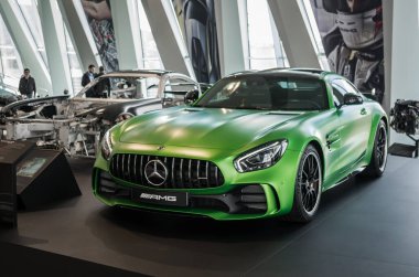 31-03-2018 Mercedes-Benz Müzesi, Stuttgart, Almanya. 2016 AMG GT R spor arabası açık yeşil.