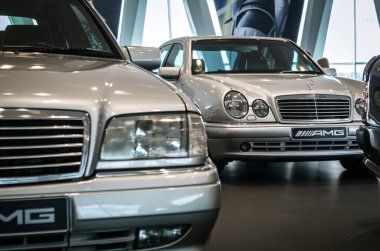 31-03-2018 Mercedes-Benz Müzesi, Stuttgart, Almanya. 1990 'larda W202 C36 AMG ve W210 E50 / E55 AMG arka planda.