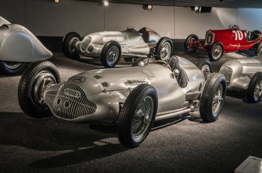 31-03-2018 Mercedes-Benz Müzesi, Stuttgart, Almanya. Savaş öncesinden günümüze kadar eski Mercedes yarış arabaları sergileniyor..