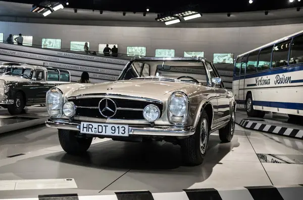 31-03-2018 Mercedes-Benz Müzesi, Stuttgart, Almanya. 1964 Tipi W113 230 SL Roadster Spor Araba.