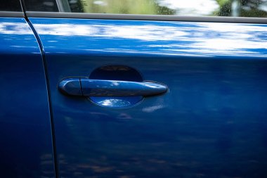 Mavi kapı kolu. Yakın çekim, insan yok..