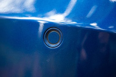 Genel mavi arabanın tampon entegre park sensörü. Yakın çekim, insan yok..