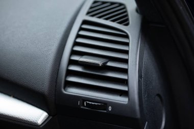 Arabanın iç havalandırması ya da ızgara ve ayarlama seviyesinde havalandırma. Siyah plastik iç mekan, yakın çekim, insan yok..