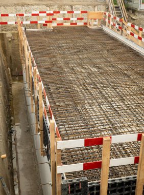 Beton dökülmeden önce güçlendirilmiş kablo örgüsü deseni. Şehir inşaatı, üst manzara, insan yok..