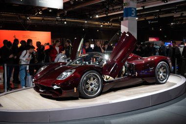 09-11-2024 Zürih, İsviçre. Zürih Oto Salonunda Pagani Utopia hiperarabası..