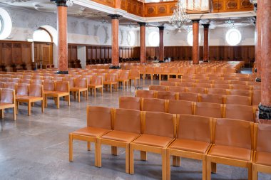 14-11-2024 Zürih, İsviçre. Aziz Peter kiliseyi ıslah etti. Kapalı, yeni yenilenmiş iç mekanın geniş açılı görüntüsü. Boş sandalyeler, insanlar yok..