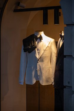 Mağaza vitrinindeki erkek mankeni zarif bir sonbahar elbisesi içinde - kış ceketi, gece sahnesi