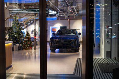 3-12-2024 Zürih, İsviçre. Bahnhofstrasse 'deki Cadillac galerisi yeni elektrikli Lyriq arabasını gösteriyor. Dışarıdan gece görüşü, kimse yok..