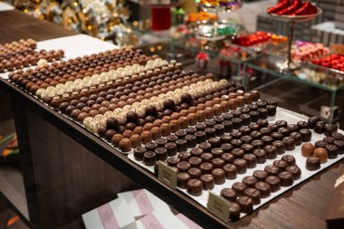 Avrupa 'da gece bir dükkan vitrininde çikolatalı pralinler. Yakın çekim, insan yok..