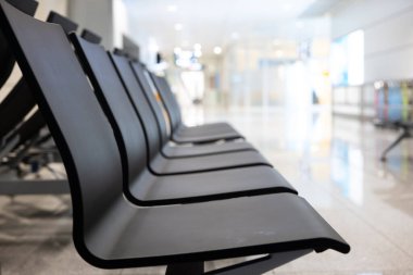 Uluslararası havaalanındaki boş sandalyeler gece kapının yanındaki bekleme salonunda bekliyor..