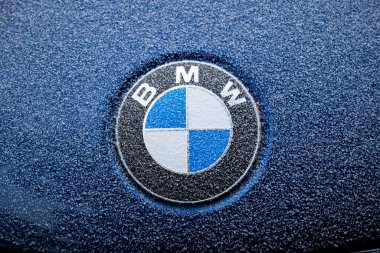 BMW kaput ya da kaput monteli logo ya da amblem. Üst manzara, yakın çekim, donmuş ince kar tabakası, soğuk sabah konsepti, insan yok..