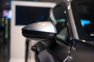 Modern arabanın dış tarafı dikiz aynası plastik kaplama. Yakın çekim, sığ alan derinliği, insan yok..