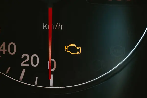 Araç göstergesi motor ışığı göstergesini kontrol et. Yakın çekim, insan yok..