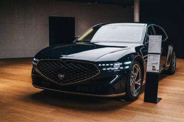 07.02.2025 Zürih, İsviçre. Genesis G90 tam boyutlu hibrit sedan Bahnhofstrasse 'daki sergi salonu zemininde. Ön manzara, insan yok..