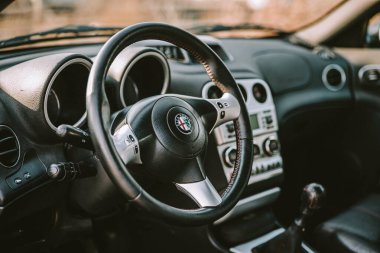 2000 'in Alfa Romeo 156 Spor Arabası iç görünümü. Sadece Avrupalı model, siyah deri, geniş açılı, insan yok.