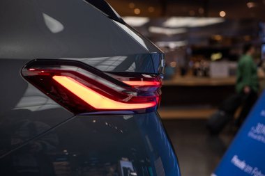 07.03.2025, Münih Uluslararası Havaalanı, Almanya. 2025 BMW i5 G60 nesil elektrikli 5 serisi arka ışık ünitesi. Ayrıntılı görünümü kapat, kimse yok.