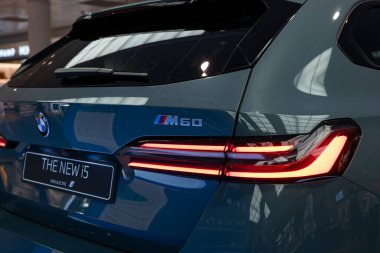 07.03.2025, Münih Uluslararası Havaalanı, Almanya. 2025 BMW i5 G60 üretimi elektrikli 5 serisi arka çeyrek turda. Ayrıntılı görünümü kapat, kimse yok.