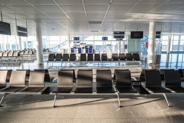 07.03.2025, Münih Uluslararası Havaalanı, Almanya. K01 numaralı çıkış kapısı boş. Akşamüstü güneş ışığı, geniş açı, insan yok..