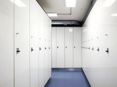 Beyaz dolaplı soyunma odası, geniş açılı çekim, insan yok..