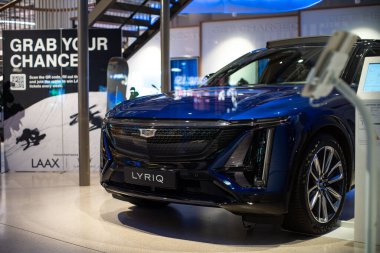 20-03-2023 Zürih, İsviçre. Cadillac Lyriq mavi elektrikli arazi aracı galeri katında. Dışarıya bakıyorum, kimse yok.