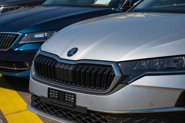 Skoda Octavia 'nın ön görüntüsü ya da far ve başlık veya başlık. Satıcıda yepyeni bir araba, insan yok, görünür bir logo.