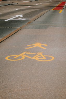 Yayalar ve bisikletler için halka açık yol tabelası. Yukarıdan aşağıya bak, kimse yok..