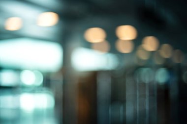 Bulanık, odağını kaybetmiş, geniş bir iç mekan ve doğal pencere ışığı. Mavi renk, karamsar, soyut bokeh arkaplan, insan yok..