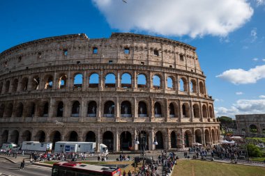 15-04-2025 Roma, İtalya. Roma 'nın ünlü Kolezyumu, dış görünüş, turist kalabalığı, güneşli gün, geniş açı.
