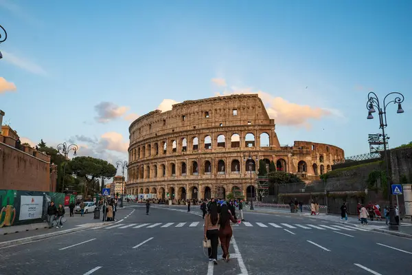 17-04-2025 Roma, İtalya. Roma 'nın ünlü Kolezyumu, dış görünüş, turist kalabalığı, güneşli gün, geniş açı