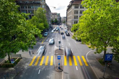 Görüş açısının üstünde bulanık araba trafiği. Avrupa 'da 4 şeritli bir caddede gündüz vakti yoğun trafiğe maruz kalmak