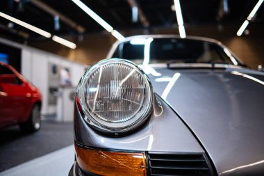 Klasik Porsche 964 911 ön far ünitesi. Yakın çekim, sığ alan derinliği, insan yok..