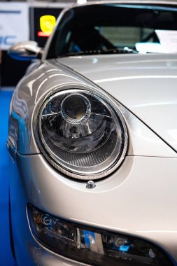 Porsche 911 ön far ünitesi, kapatın.