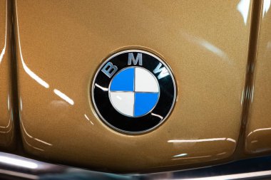 Klasik BMW kaput ya da kaput amblemi ya da kahverengi bir arabanın rozeti. Tepeden tırnağa, detaylı çekim, insan yok.