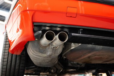 İkiz uçlu araba egzoz borusu ya da egzoz borusu. Düşük açı, krom metal, insan yok..