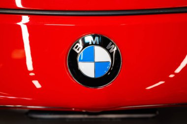 Klasik BMW kaput ya da kırmızı bir arabanın kaput amblemi ya da rozeti. Tepeden tırnağa, detaylı çekim, insan yok.