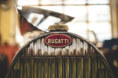 08-06-2025, Kempttal, Switzerland. Klasik savaş öncesi Bugatti radyatör ızgara süsü ya da rozet. Ayrıntılı çekim, insan yok.