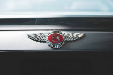 08-06-2025, Kempttal, İsviçre. Bentley kaput veya kaput amblemi veya rozet. Tepeden tırnağa, detaylı çekim, insan yok.