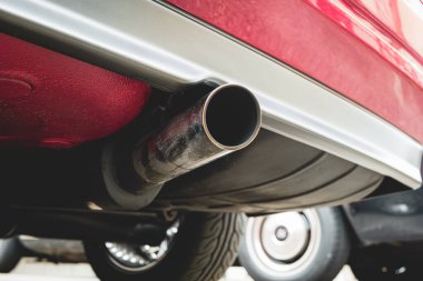 Tek uçlu, krom renkli araba egzoz borusu yakın çekim. Düşük açı, insan yok.