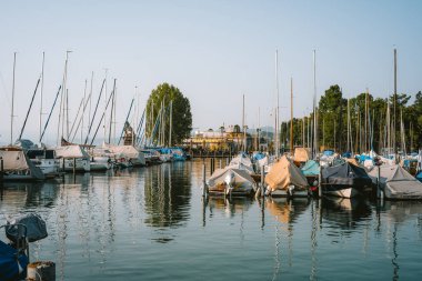 Bir tersaneye ya da Avrupa 'da bir göl limanına demir atmış. Güneşli yaz günü, geniş açı, insan yok..