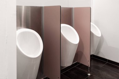 Umumi tuvaletlerde ya da umumi tuvaletlerde, insanlar yok.