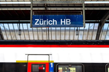 16-06-2025 Zürih, İsviçre. Zürih HB ana istasyon tabelası ana istasyonun tavanında asılı, insan yok.