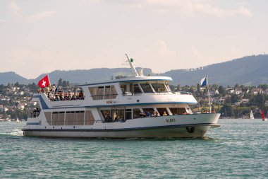 05-07-2025 Zürih, İsviçre. MS Albis feribotuyla göle yelken açan turistler. Güneşli bir yaz günü, telefoto çekimi.