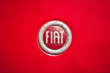 05-07-2025 Kemptthal, İsviçre. Kırmızı bir arabanın eski Fiat marka amblemi ya da rozeti. Ayrıntılı çekim, insan yok.