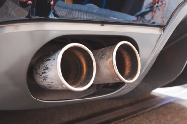 İkiz uçlu araba egzoz borusu ya da egzoz borusu. Düşük açı, krom metal, insan yok..