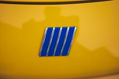 05-07-2025 Kemptthal, İsviçre. Klasik Fiat kalkan amblemi ya da sarı bir genç arabanın rozeti. Ayrıntılı çekim, insan yok.